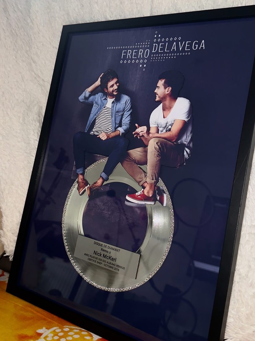 Disque de diamant personnalisé Top Certif France - création sur mesure pour Fréro Delavega, encadré avec plaque gravée